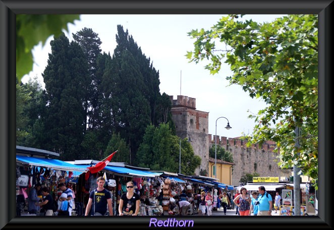 Mercadillo en el exterior de las murallas