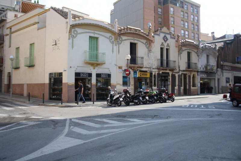 GRUP DE CINC CASES MODERNISTES AL CARRER CARRIL DE MOLINS DE REI