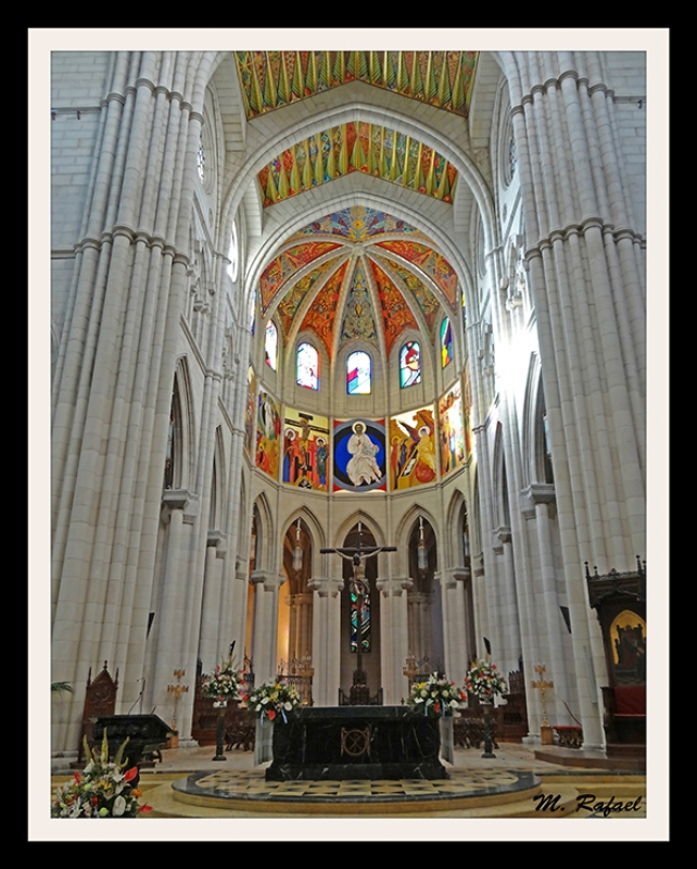 INTERIOR DE LA ALMUDENA