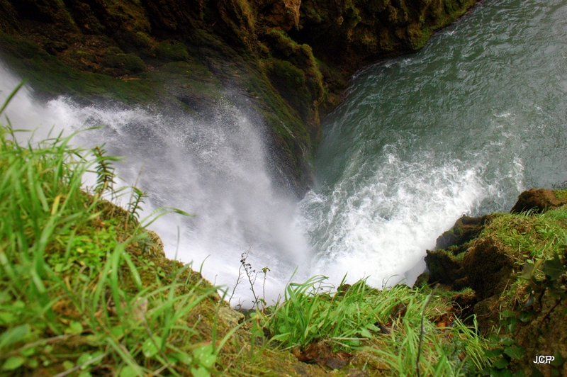 Bordeando la cascada