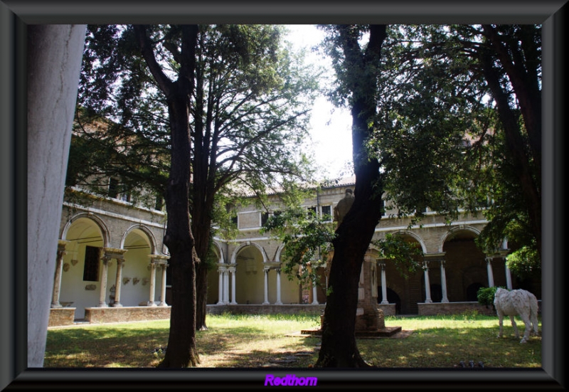 Claustro del antiguo monasterio benedictino, en la actualidad museo nacional