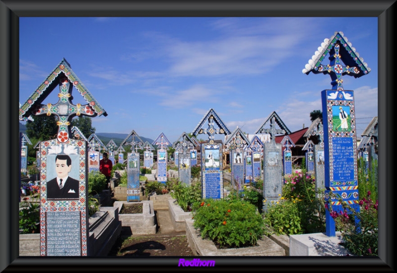 Una vista ms amplia del cementerio alegre de Sapanta