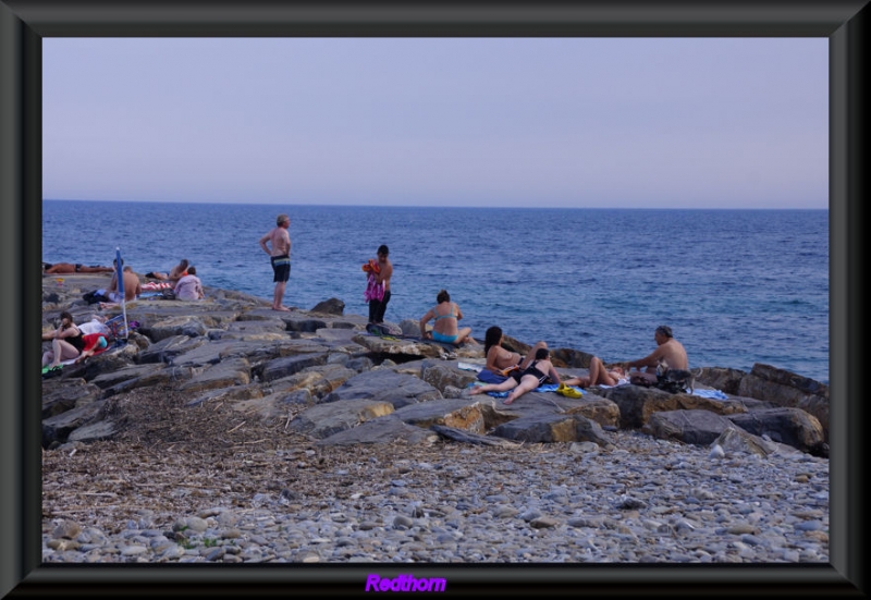 Cara al mar sobre las rocas