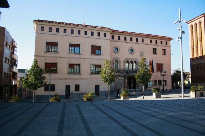 LES COLUMNES DE SANT SALVADOR A LAJUNTAMENT DE CORNELL-. LLOBREGAT JUSS.