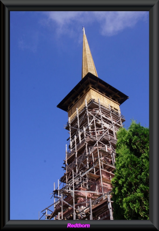 Torre en obras de la iglesia de Sapanta