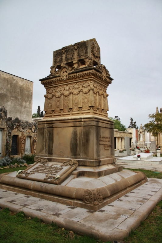 HIPOGEU DE VICTOR BALAGUER CIRERA. CEMENTIRI DE VILANOVA I LA GELTR. EL GARRAF. CATALUNYA