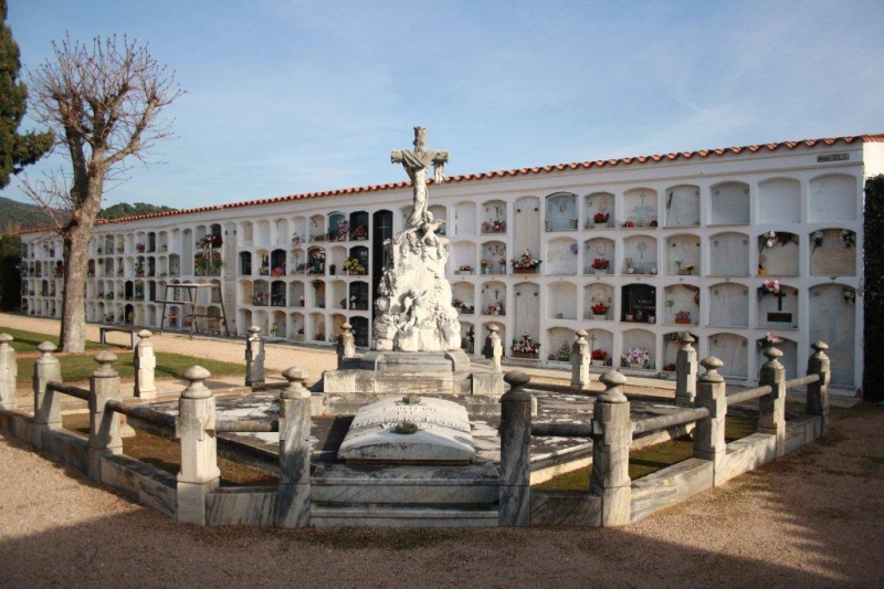 ART FUNERARI AL CEMENTIRI DE CALONGE. LEMPORD JUSS. GIRONA