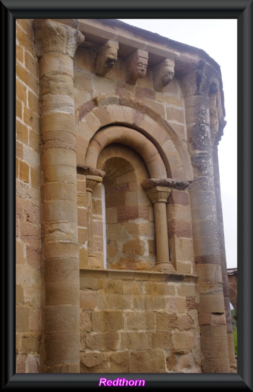 Ventana romnica y por encima canecillos con rostro humano