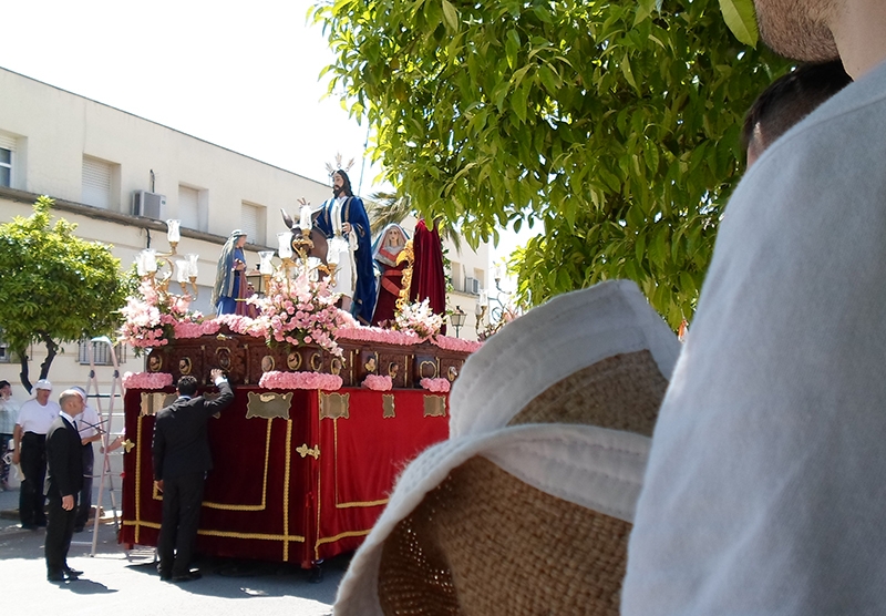 Costalero viendo pasar paso