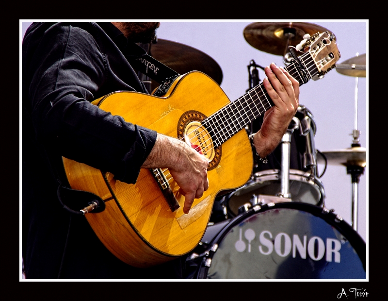 Tocando la guitarra