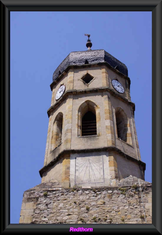 Iglesia de Mas de Azil con 2 relojes, uno de ellos de sol