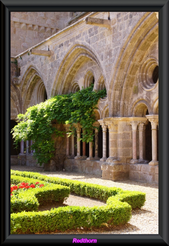 Arcos gticos rodean el claustro de la Abada