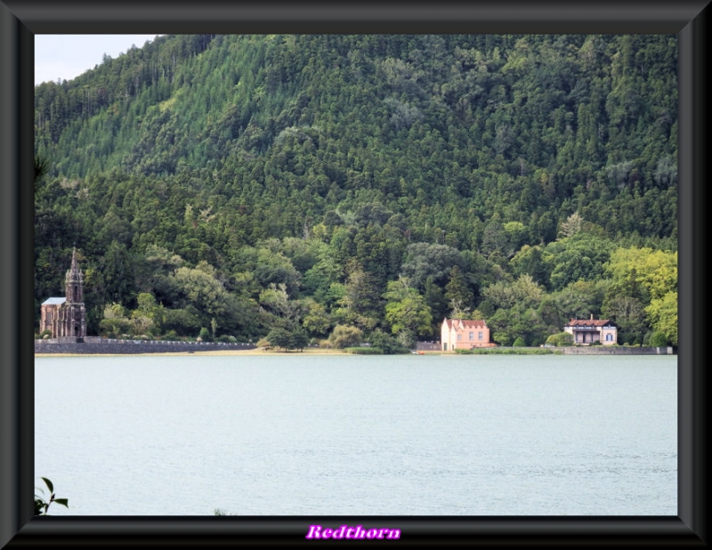 Capela de Nossa Sehnora das Vitoras en la Lagoa de Furnas