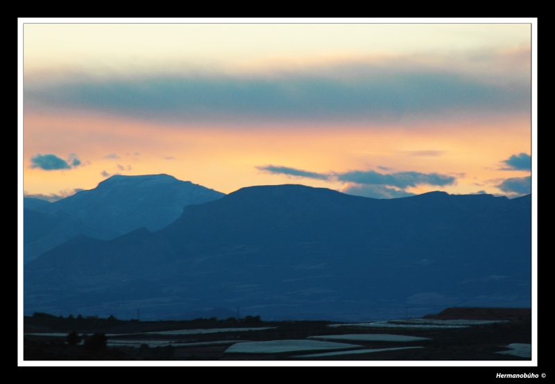 Cielo, montaas e invernaderos